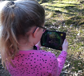 The Nature Game- Meisje op tablet