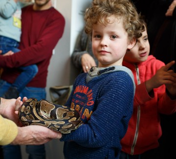 Natura Docet Wonderryck Twente - Museumbezoeker met koningspython Loesje foto-FredErnst-30cm.jpg