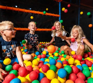 ballenbak spelende kinderen heggies.jpg