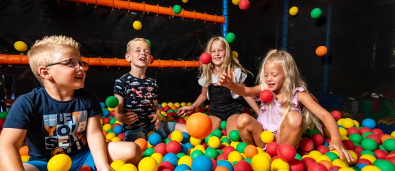 ballenbak spelende kinderen heggies.jpg